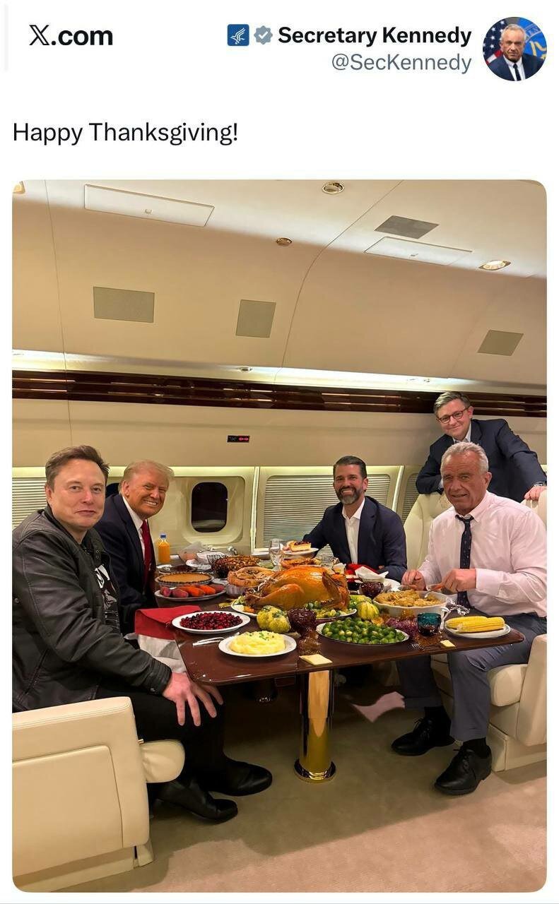 پایان اختلافات؟ ترامپ و ماسک با بوقلمون در هواپیما سوژه شدند پایان اختلافات؟ ترامپ و ماسک با بوقلمون در هواپیما سوژه شدند