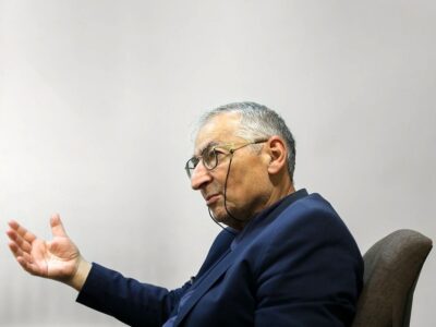 دفاع زیباکلام از افزایش قیمت بنزین / بنزین ۵ هزار تومانی تیشه به ریشه منافع ملی ایران می‌زند!