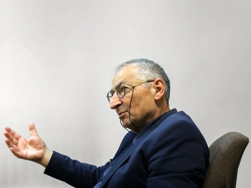 دفاع زیباکلام از افزایش قیمت بنزین / بنزین ۵ هزار تومانی تیشه به ریشه منافع ملی ایران می‌زند!