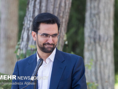 آذری جهرمی: بازی قدرت را کنار بگذارید و ترمز نرخ ارز را بکشید!