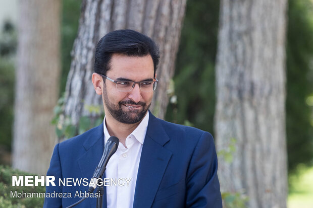 آذری جهرمی: بازی قدرت را کنار بگذارید و ترمز نرخ ارز را بکشید!