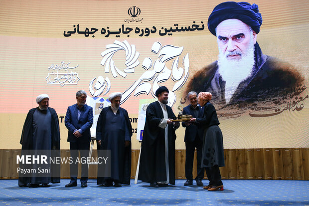 جایزه جهانی؛ گامی ارزنده در پاسداشت امام خمینی (ره)