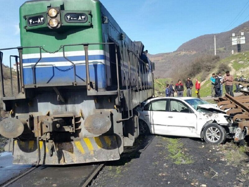 جزئیات وحشتناک از برخورد قطار با خودرو در ایستگاه راه‌آهن شازند