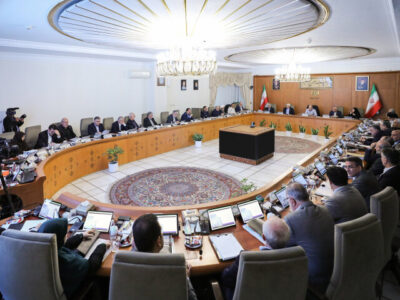 سیاستِ تعویق؛ روایتی از حکمرانی در حالت تعلیق و تصمیم‌گریزی