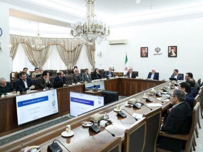 عارف: راهبرد دولت، اولویت دادن به مسائل اقتصادی و معیشتی مردم است