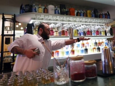 فروش مشروبات به غیرمسلمانان در عربستان بی‌سر و صدا آزاد شد/ صف‌های طولانی مقابل فروشگاه‌ها