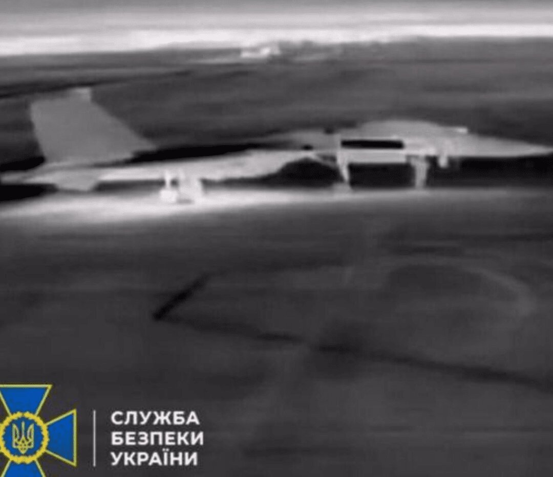 لحظه حمله پهپادی به دو سوخو-۲۷ / جنگنده مسلح مهندم شد + عکس