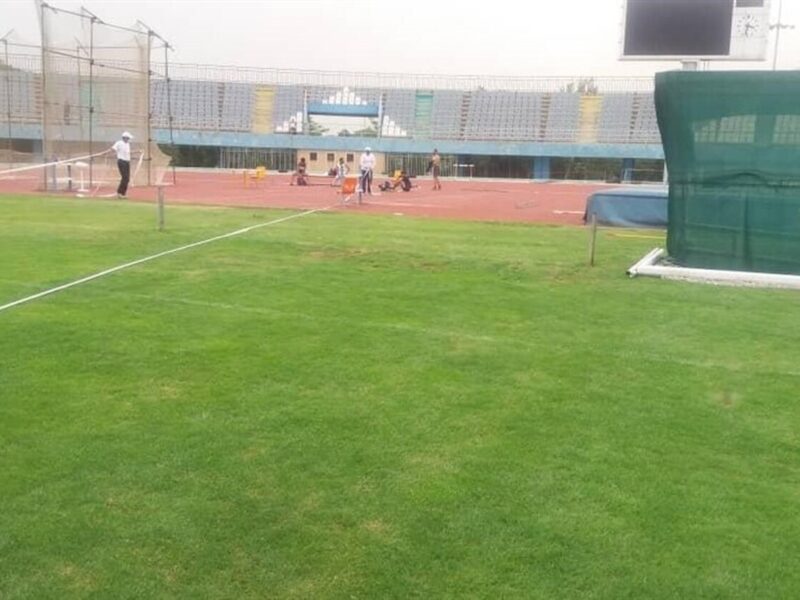 واکنش منیر و آسانی به شرایط نامناسب چمن ورزشگاه اراک+ عکس