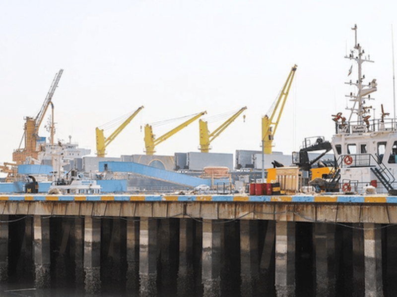 ورود دستگاه قضایی برای تأمین نهاده‌های دامی/ ترخیص ۱۶ هزار تن کنجاله سویا از بندر امام