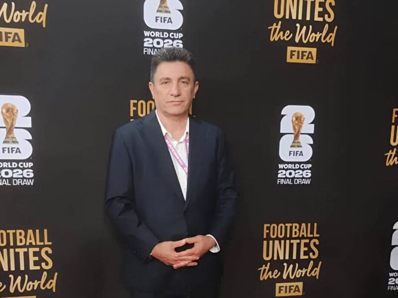 ژست دوستانه امیر قلعه‌نویی در کنار اسطوره های فوتبال جهان+ عکس