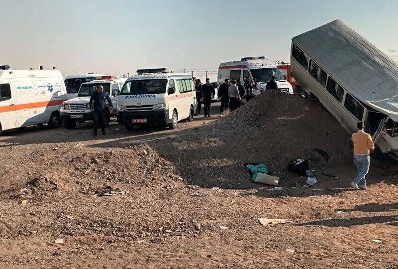 ۱۲ مصدوم در حادثه سقوط مینی‌بوس دانش‌آموزان از بالای پل