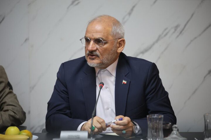 حاجی میرزایی: رئیس جمهور از همه اعضای کابینه خود حمایت می‌کند