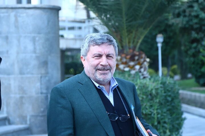 حضرتی: دولت با حذف رانت ارز ترجیحی یارانه را مستقیم به مردم برساند