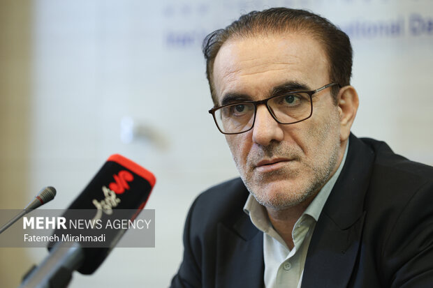 رئیسزاده: ۳۰ هزار پزشک دست از طبابت کشیدهاند