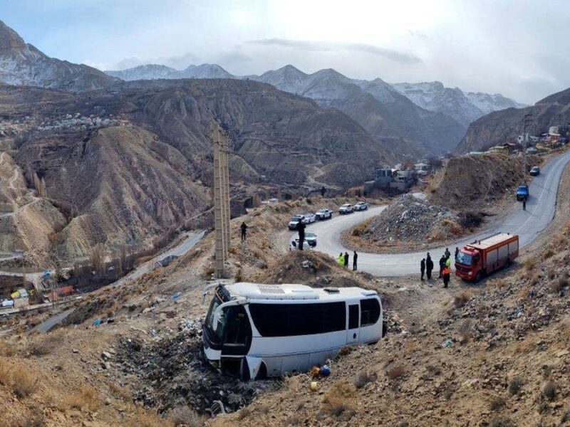 واژگونی یک دستگاه اتوبوس در جاده هراز/ ۶ دستگاه آمبولانس اعزام شدند