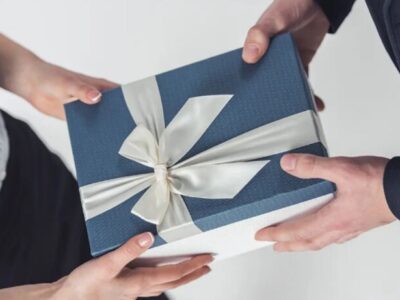 بهترین هدیه برای کارمندان در پایان سال؛ ۷ ایده که خستهکننده نیست!