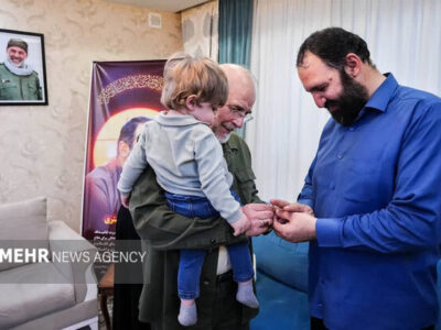 حضور رئیس مجلس در منزل شهید فرج‌الله شوشتری