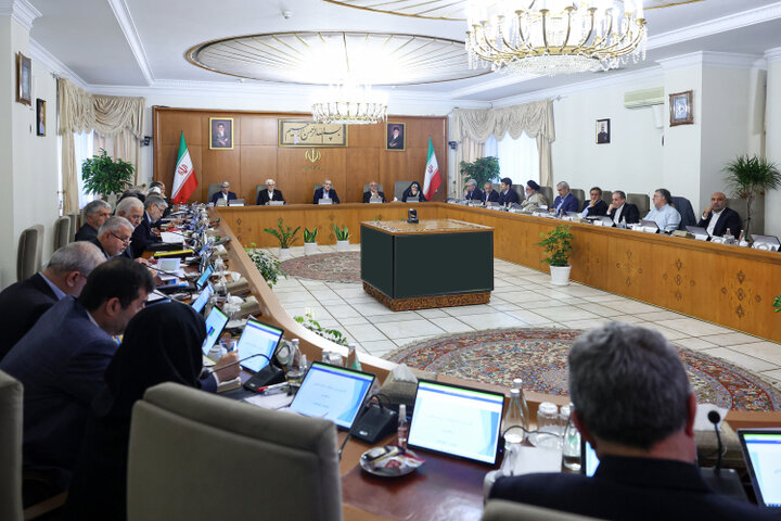 پزشکیان: حضور هنرمندان در صحنه در فضای غبارآلود اخیر قابل تقدیر است