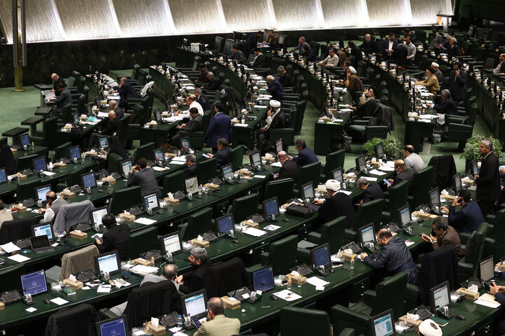 ۶۱ نماینده خواستار بازگشت ۹۵ میلیارد دلار ارز صادراتی شدند