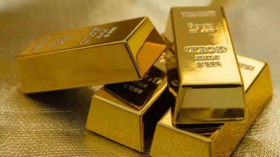 چهار شمش طلا بدون ترتیب یا نظم خاصی روی یک سطح طلایی رنگ